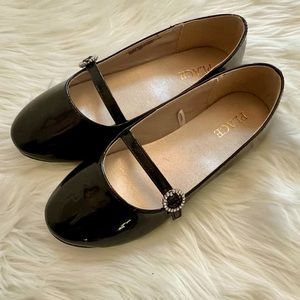 💕NEW size 2 (without tags) Place patent leather black shoes with buckle detail!